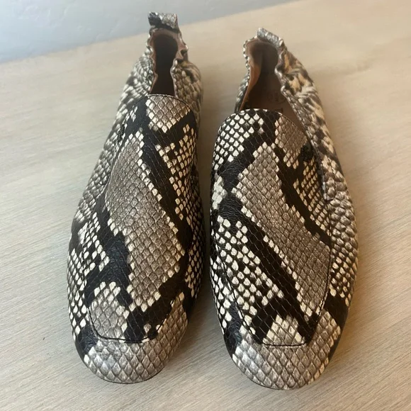 Tory Burch Women's Kira Snake Embossed Stretch Travel Loafer Black/White Sz 7M - Picture 2 of 8